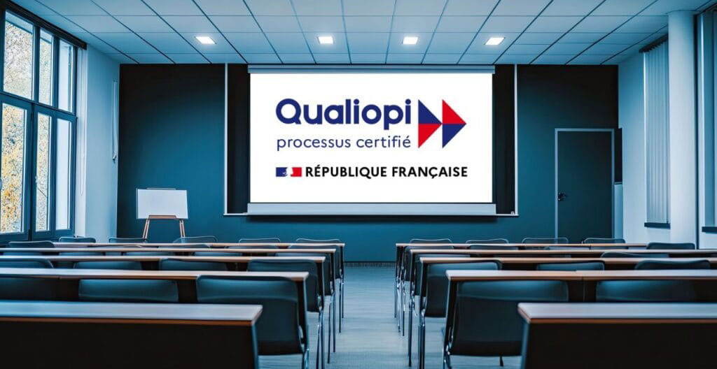 Salle de formation contemporaine vide avec grands écrans et mobilier moderne, architecture typique des centres d'affaires français